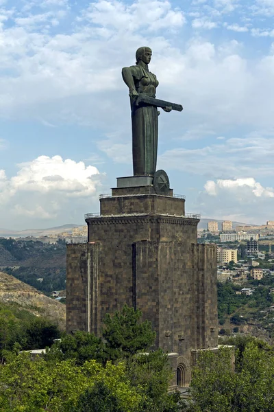 Turista Sta Visitando Principale Yerevan Punto Riferimento Madre Armenia Statua — Foto Stock