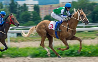 PYATIGORSK, RUSSIA - 23 Ağustos 2020: Mareşal Semyon Budyonny Ödülü için at yarışı. Baş jokey Guseynov Gusein Akhal-teke aygırı Mübarek.