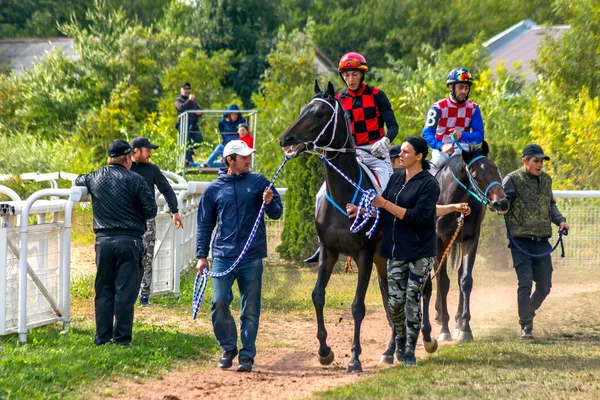 Pyatigorsk Rusia Septiembre 2020 Antes Carrera Caballos Para Premio Otoño —  Fotos de Stock