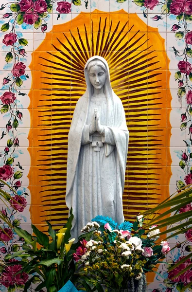 サンディエゴ 2014年5月8日 グアダルーペの聖母マリア 聖母像 ラテンアメリカで最も尊敬神社 サンディエゴのカトリック教会の公園内に位置 アメリカ — ストック写真