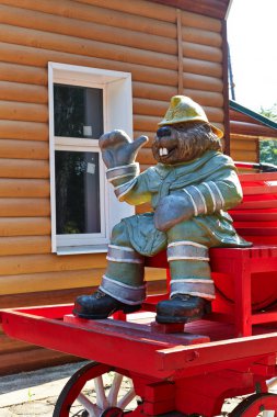 Bir itfaiyeci kunduz bir sepeti bir varil ve bir pompa ile üzerinde bir heykelcik. Yangınların müzenin girişi. Voronej doğa rezerv, Rusya Federasyonu.