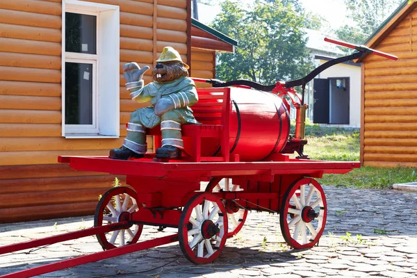 Een Beeldje Van Een Brandweerman Bever Een Kar Met Een — Stockfoto