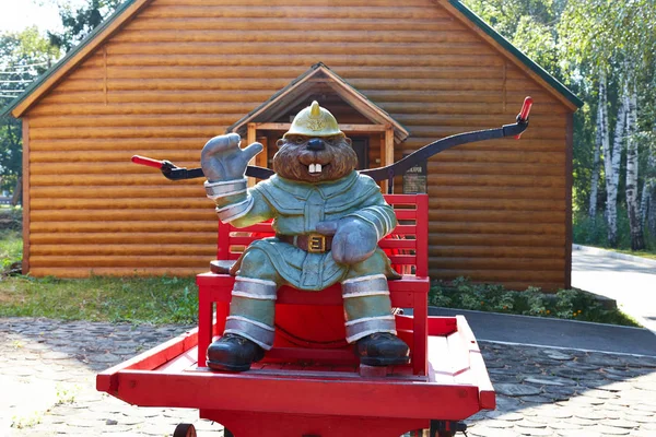 Une Figurine Castor Pompier Sur Chariot Avec Tonneau Une Pompe — Photo