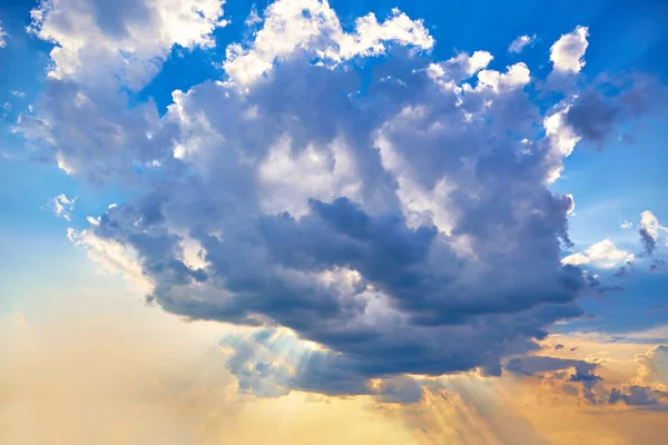 Los Rayos Del Sol Abren Paso Través Una Enorme Nube — Foto de Stock