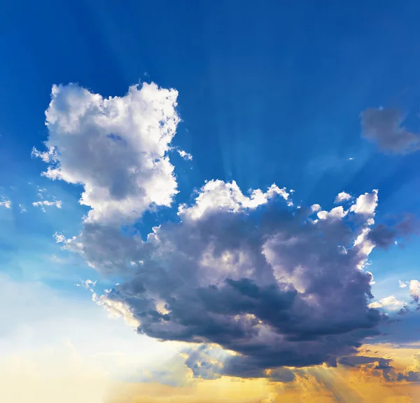 Beautiful Huge Cumulus Cloud Looks Animal Sun Rays Make Way — Stock Photo, Image