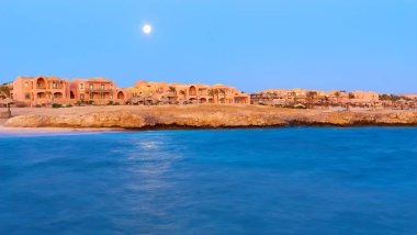 Beş yıldızlı bir gece görünümünü sahil. Tipik görünümü turistik sahil, Mısır, El Qoseir