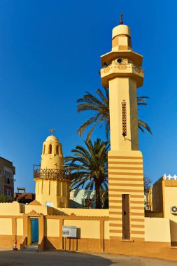 Farran cami Şeyh al-batan güneş ışınlarının içinde. El Quseir, Mısır. Şeyh azizi Kızıldeniz Müslüman denizciler için saygı WS ama küçük adam kendini bilinir.