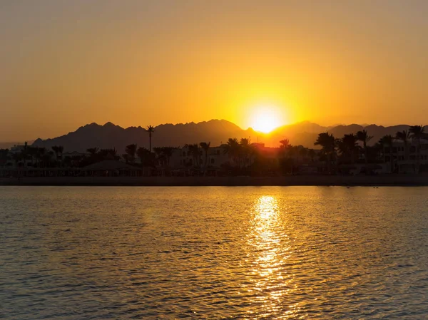 Zachód Słońca Wybrzeżu Morza Czerwonego Typowy Widok Hotele Kurortu Sharm — Zdjęcie stockowe
