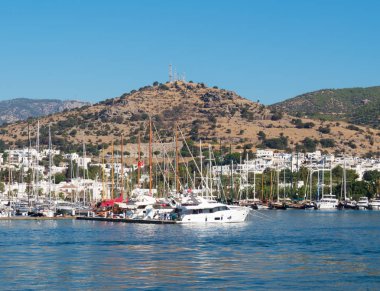 Bodrum körfezinde bir sürü yat var. Bodrum Amfi tiyatro arka planda. Türkiye.