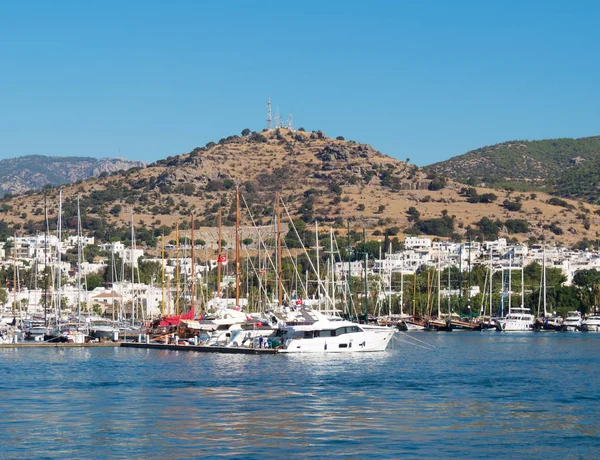 A lot of yachts in Bodrum bay. Bodrum Amphitheater on background. Turkey. — Stock Photo, Image