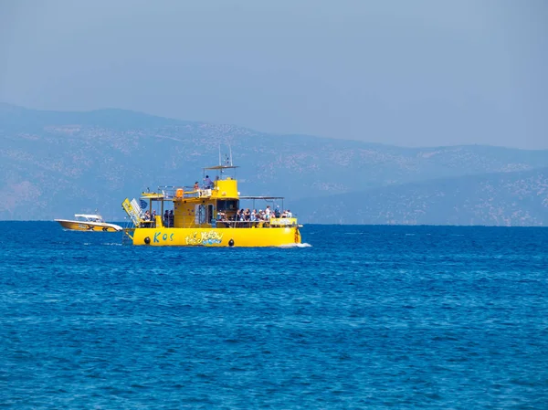 A beautiful bright ship walking "Yellow submarine" — Stock Photo, Image
