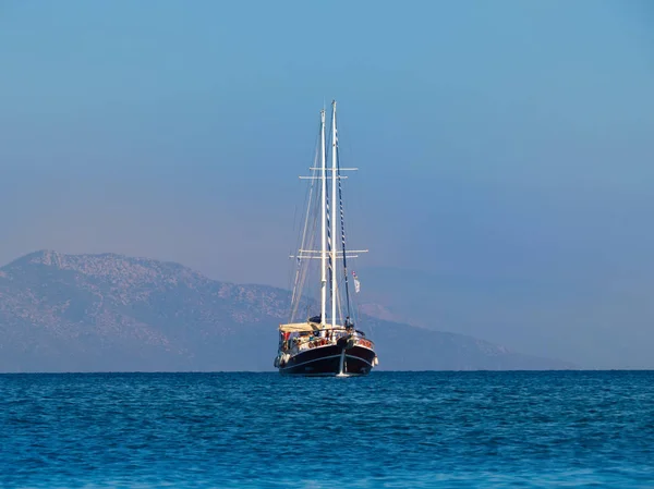 Piękny jacht spacerowy w wodach Morza Egejskiego, w pobliżu — Zdjęcie stockowe