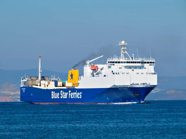 Trajekt "Blue Star Ferries" plující kolem pobřeží ostrova Kos — Stock fotografie