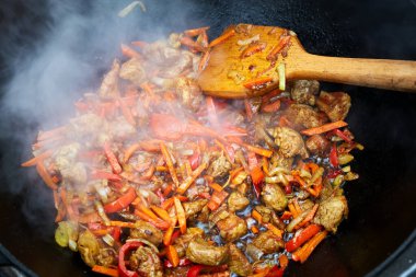 Et bir kazanda sebzelerle pişirilir. Gıda arkaplanı