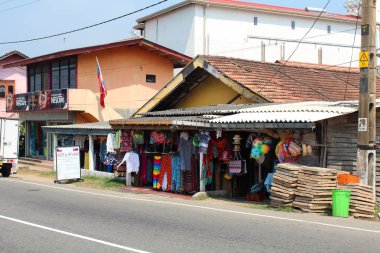9 Ocak 2018, Hikkaduwa, Sri lanka. Elbise dükkanı, tipik sri Lankalı cadde görünümü ile Hikkaduwa sokak. Popüler turistik Asya hedef. Hikkaduwa Şehir Manzaralı