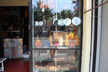 9 Ocak 2018, Hikkaduwa, Sri lanka. Hediyelik eşya dükkanı, tipik sri Lankalı cadde görünümü ile Hikkaduwa sokak. Popüler turistik Asya hedef. Hikkaduwa Şehir Manzaralı