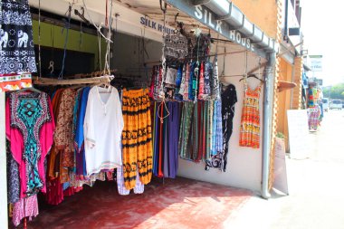 9 Ocak 2018, Hikkaduwa, Sri lanka. Elbise dükkanı, tipik sri Lankalı cadde görünümü ile Hikkaduwa sokak. Popüler turistik Asya hedef. Hikkaduwa Şehir Manzaralı