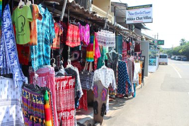 9 Ocak 2018, Hikkaduwa, Sri lanka. Elbise dükkanı, tipik sri Lankalı cadde görünümü ile Hikkaduwa sokak. Popüler turistik Asya hedef. Hikkaduwa Şehir Manzaralı