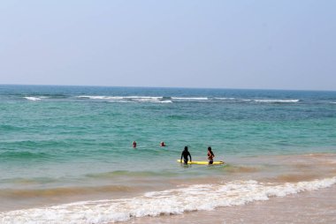 9 Ocak 2018, insanlar Hikkaduwa, Sri Lanka sahilde rahatlatıcı. Popüler turistik Asya hedef. Hikkaduwa Şehir Manzaralı