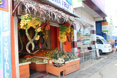 3 Ocak 2018, Hikkaduwa, Sri lanka. Hediyelik eşya dükkanı, tipik sri Lankalı cadde görünümü ile Hikkaduwa sokak. Popüler turistik Asya hedef. Hikkaduwa Şehir Manzaralı