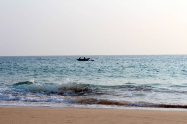 9 Ocak 2018 Hikkaduwa, Sri Lanka Hikkaduwa sahilinde balıkçı tekne. Popüler turistik Asya hedef. Deniz manzarası. Manzara