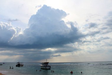 14 Ocak 2018, insanlar Hikkaduwa, Sri Lanka sahilde rahatlatıcı. Popüler turistik Asya hedef. Hikkaduwa Şehir Manzaralı