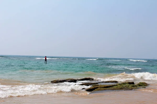 Stycznia 2018 Ludzie Wypoczynek Plaży Hikkaduwa Sri Lanka Popularna Miejscowość — Zdjęcie stockowe