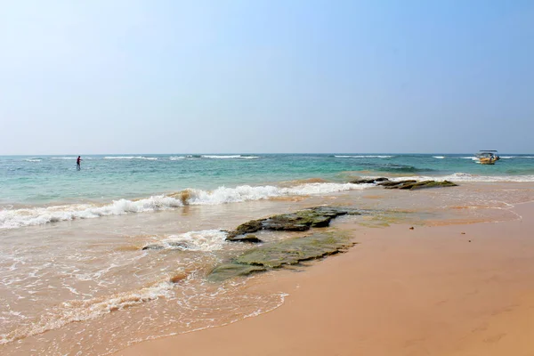 Enero 2018 Personas Relajándose Playa Hikkaduwa Sri Lanka Destino Asiático —  Fotos de Stock