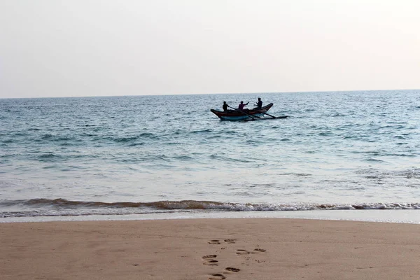 Stycznia 2018 Rybacy Łodzi Plaży Hikkaduwa Hikkaduwa Sri Lanka Popularna — Zdjęcie stockowe
