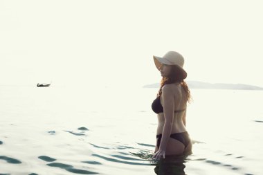 Uzak denizde seyir güzel kız Tayland bir plajda.