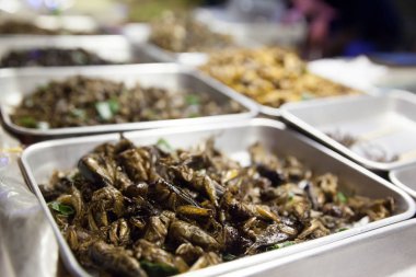 Bangkok şehir merkezinde çeşitli taze yiyecekler.