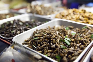 Bangkok şehir merkezinde çeşitli taze yiyecekler.