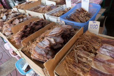 Bangkok şehir merkezinde çeşitli taze yiyecekler.