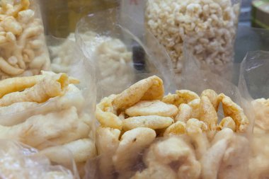 Bangkok şehir merkezinde çeşitli taze yiyecekler.