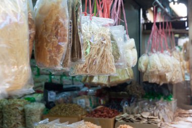 Bangkok şehir merkezinde çeşitli taze yiyecekler.