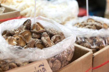 Bangkok şehir merkezinde çeşitli taze yiyecekler.