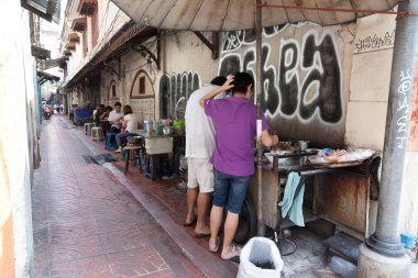 Bangkok, Tayland - 03 Mart 2018: Bir sokakta eski şehir Bangkok görünümünü sokak gıda olayında. Her gün çok sayıda turistin dolaşıyorlar.