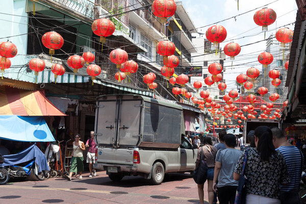 БАНГКОК, Таиланд - 03 марта 2018 года: Вид на улицу в старом городе Бангкока на мероприятии уличной еды. Многие туристы проходят мимо каждый день
.