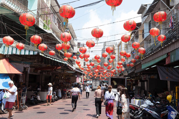 БАНГКОК, Таиланд - 03 марта 2018 года: Вид на улицу в старом городе Бангкока на мероприятии уличной еды. Многие туристы проходят мимо каждый день
.