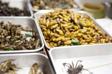 Bangkok şehir merkezinde çeşitli taze yiyecekler.