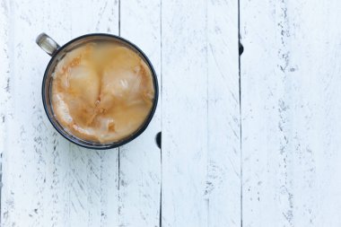 Beyaz ahşap bir masa süslemeleri ile Kombutcha tanıtımı.