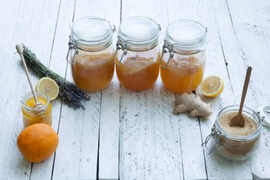 Beyaz ahşap bir masa süslemeleri ile Kombutcha tanıtımı.