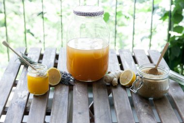 Beyaz ahşap bir masa süslemeleri ile Kombutcha tanıtımı.