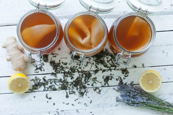 Beyaz ahşap bir masa süslemeleri ile Kombutcha tanıtımı.