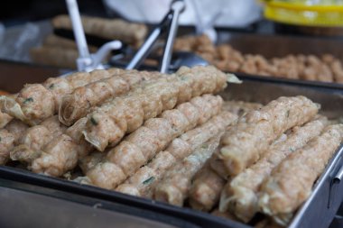 Bangkok şehir merkezinde çeşitli taze yiyecekler.