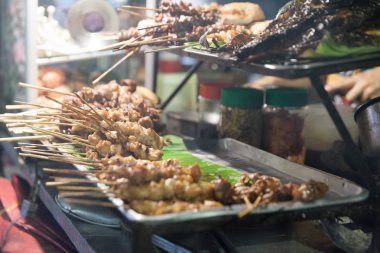 Bangkok şehir merkezinde çeşitli taze yiyecekler.