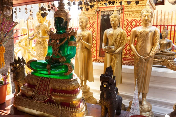 Burası ibadet Tayland tapınak bahçesinde detay.