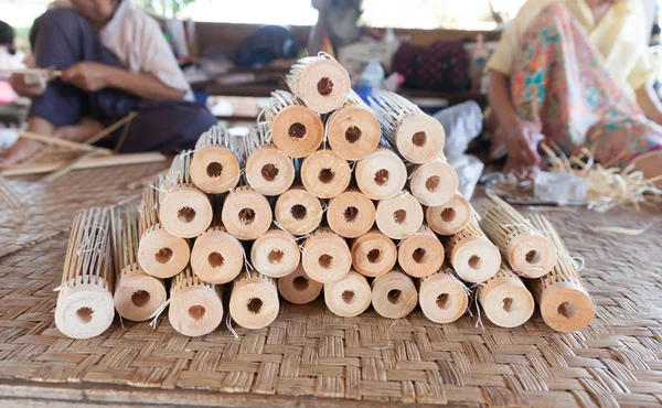 木製の傘部分のクローズ アップ タイの傘工場で撮影された写真 — ストック写真