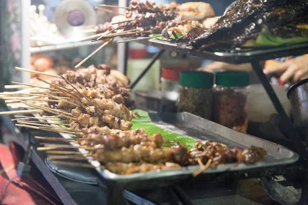 Bangkok şehir merkezinde çeşitli taze yiyecekler.