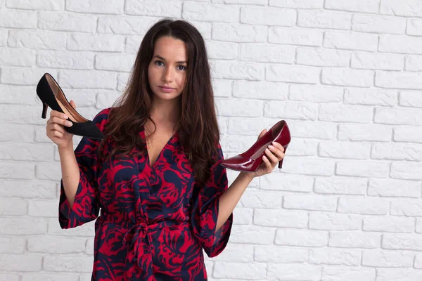 Young Woman Difficult Moment Choose Which Shoe Wear — Stock Photo, Image